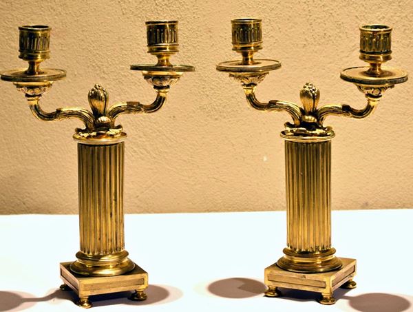 Coppia di candelieri, sec. XIX, in bronzo, due luci  - Asta ANTIQUARIATO, COLLEZIONISMO E GIOIELLI - Poggio Bracciolini Casa d'Aste
