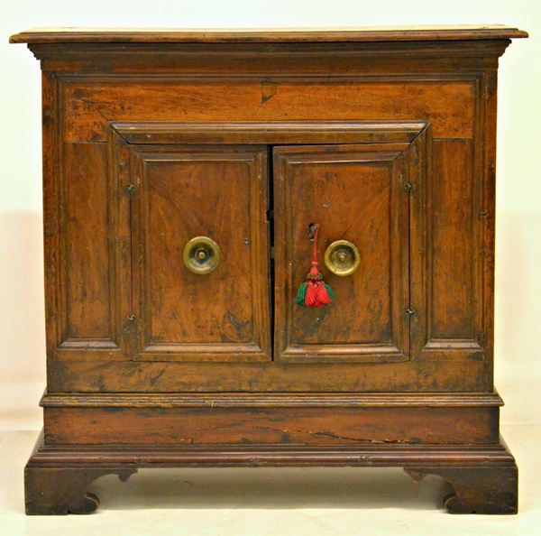 Credenzino, sec. XVIII, in noce,  - Asta ANTIQUARIATO, COLLEZIONISMO E GIOIELLI - Poggio Bracciolini Casa d'Aste