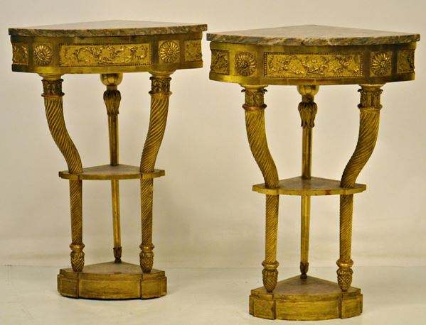 Coppia di consolle, sec. XIX, in legno dorato