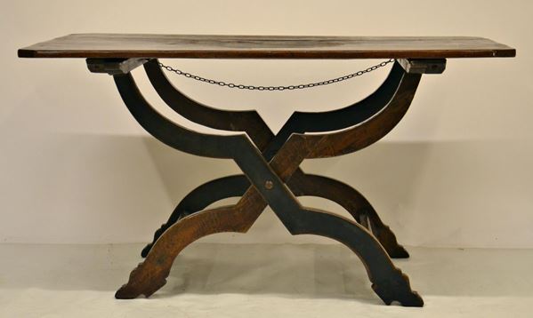 Tavolo, sec. XX, in noce, piano rettangolare,
