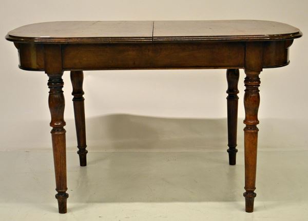 Tavolo, fine sec. XIX, in noce, piano allungabile,