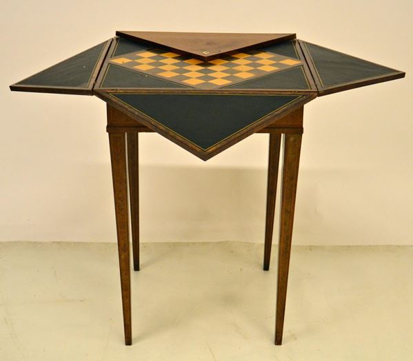 Tavolino da gioco, inizi sec. XX, in rovere intarsiato,