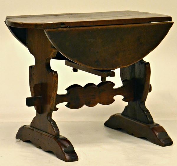 Tavolino a bandelle, sec. XVIII, in noce,  - Asta ANTIQUARIATO, COLLEZIONISMO E GIOIELLI - Poggio Bracciolini Casa d'Aste