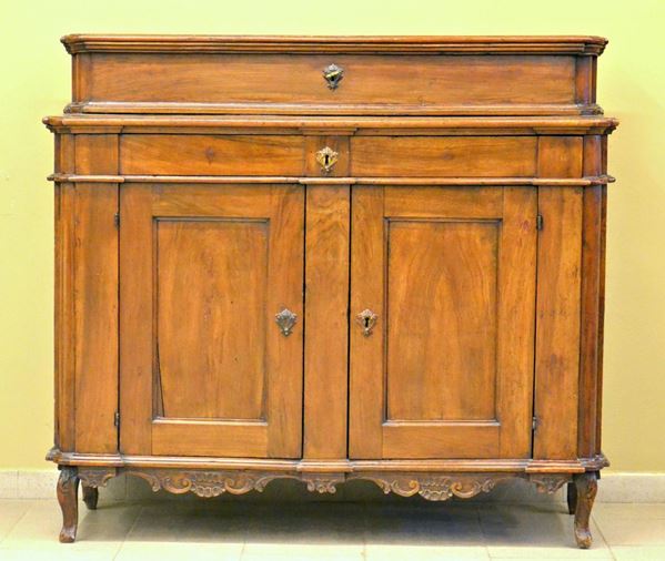 Credenza, sec. XVIII, in noce, due sportelli,