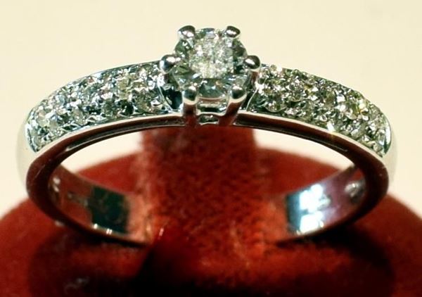 ANELLO IN ORO BIANCO E DIAMANTI                                       
