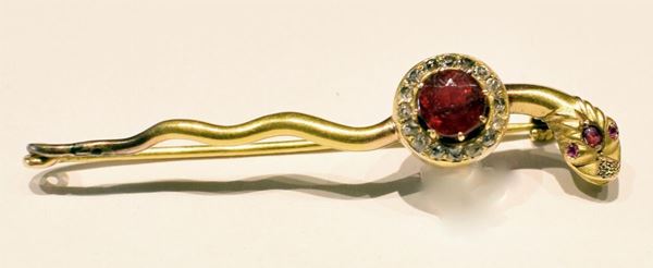 SPILLA IN ORO GIALLO, RUBINI E DIAMANTI&nbsp;&nbsp;&nbsp;&nbsp;&nbsp;&nbsp;&nbsp;&nbsp;&nbsp;&nbsp;&nbsp;&nbsp;&nbsp;&nbsp;&nbsp;&nbsp;&nbsp;&nbsp;&nbsp;&nbsp;&nbsp;&nbsp;&nbsp;&nbsp;&nbsp;&nbsp;&nbsp;&nbsp;&nbsp;&nbsp;&nbsp;&nbsp;&nbsp;&nbsp;&nbsp;&nbsp;
