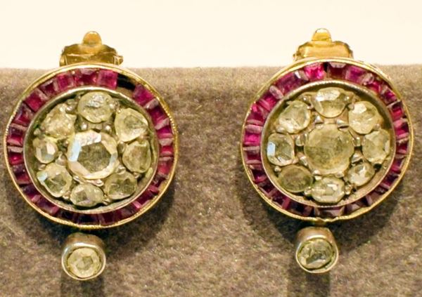 PAIO DI ORECCHINI IN ORO GIALLO , DIAMANTI E