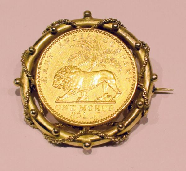 SPILLA IN ORO GIALLO CON MONETA IN ORO