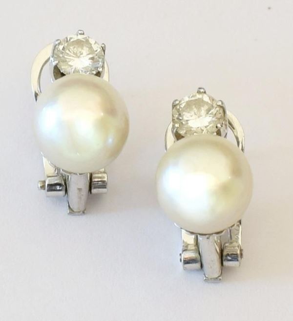PAIO DI ORECCHINI IN ORO BIANCO, PERLE E DIAMANTI&nbsp;&nbsp;&nbsp;&nbsp;&nbsp;&nbsp;&nbsp;&nbsp;&nbsp;&nbsp;&nbsp;&nbsp;&nbsp;&nbsp;&nbsp;&nbsp;&nbsp;&nbsp;&nbsp;&nbsp;&nbsp;&nbsp;&nbsp;&nbsp;&nbsp;&nbsp;&nbsp;&nbsp;  - Asta GIOIELLI, ARGENTI, ARREDI E DIPINTI DAL XVII AL XX SECOLO - Poggio Bracciolini Casa d'Aste