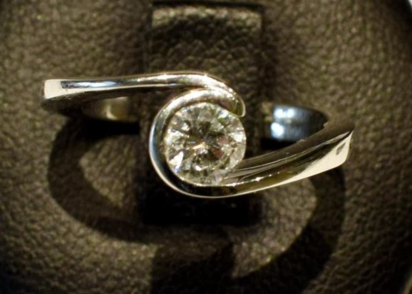 ANELLO IN ORO BIANCO E DIAMANTI                                           