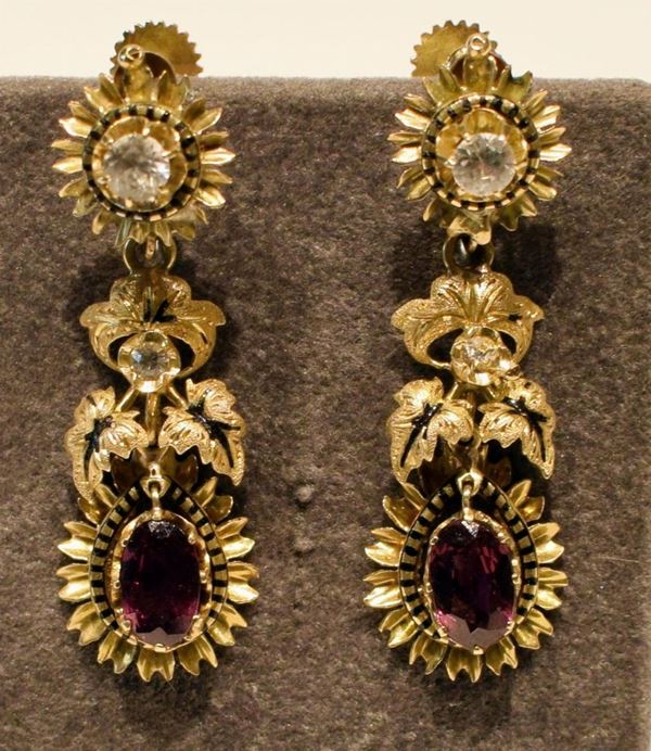 PAIO DI ORECCHINI PENDENTI , IN ORO E PIETRE  - Asta GIOIELLI, ARGENTI, ARREDI E DIPINTI DAL XVII AL XX SECOLO - Poggio Bracciolini Casa d'Aste
