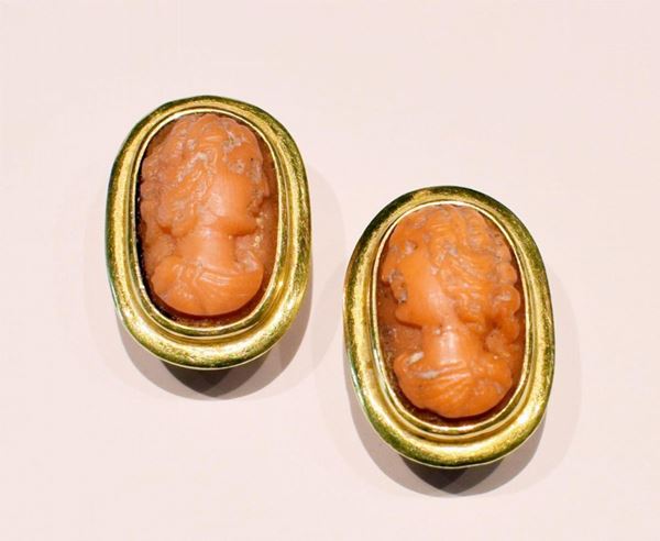 PAIO DI ORECCHINI IN ORO GIALLO E CORALLO  - Asta GIOIELLI, ARGENTI, ARREDI E DIPINTI DAL XVII AL XX SECOLO - Poggio Bracciolini Casa d'Aste