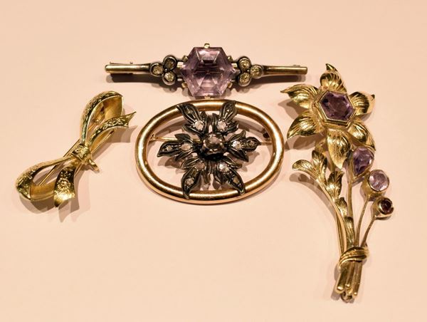 QUATTRO SPILLE IN ORO, ARGENTO, DIAMANTI