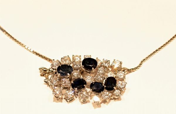 COLLANA , IN ORO BIANCO , DIAMANTI E ZAFFIRI  - Asta GIOIELLI, ARGENTI, ARREDI E DIPINTI DAL XVII AL XX SECOLO - Poggio Bracciolini Casa d'Aste