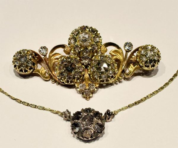 SPILLA E COLLANA CON&nbsp; PENDENTE, IN ORO GIALLO, ARGENTO