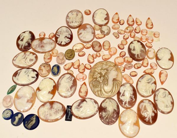 OTTANTAQUATTRO CAMMEI  - Asta GIOIELLI, ARGENTI, ARREDI E DIPINTI DAL XVII AL XX SECOLO - Poggio Bracciolini Casa d'Aste