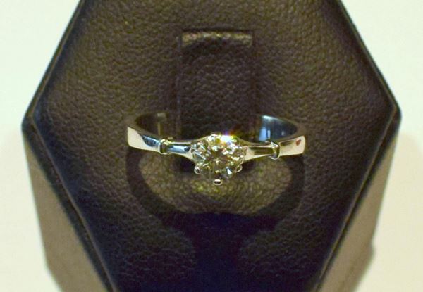 ANELLO IN ORO BIANCO E DIAMANTE                                           