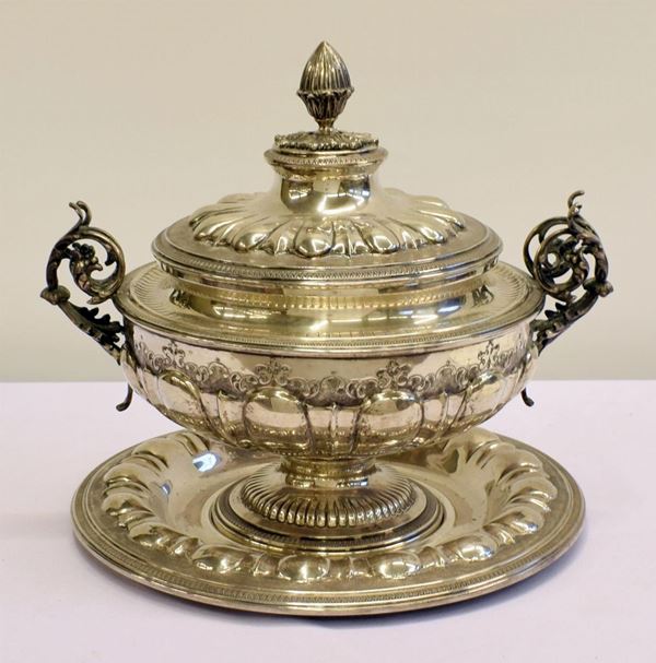 ZUPPIERA CON PRESENTOIRE , SEC. XX                                           - Asta GIOIELLI, ARGENTI, ARREDI E DIPINTI DAL XVII AL XX SECOLO - Poggio Bracciolini Casa d'Aste