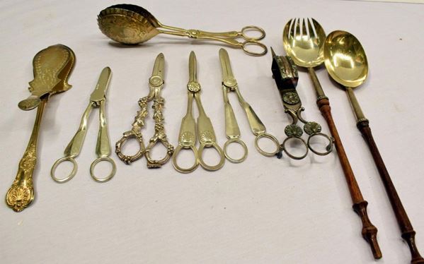 QUATTRO FORBICI E CINQUE POSATE, SEC. XX                                    - Asta GIOIELLI, ARGENTI, ARREDI E DIPINTI DAL XVII AL XX SECOLO - Poggio Bracciolini Casa d'Aste