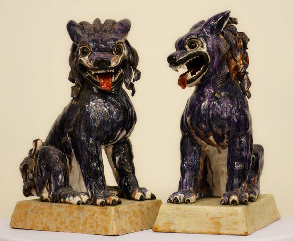 Due cani di Pho, sec. XX, in terracotta  - Asta GIOIELLI, ARGENTI, ARREDI E DIPINTI DAL XVII AL XX SECOLO - Poggio Bracciolini Casa d'Aste