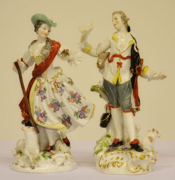 Coppia di soprammobili, inizi sec. XX, in ceramica,