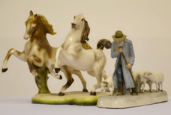 Due gruppi, sec. XX, in maiolica, raffiguranti