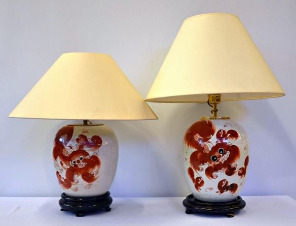 Due lumi, Cina, inizi sec. XX, in ceramica decorata