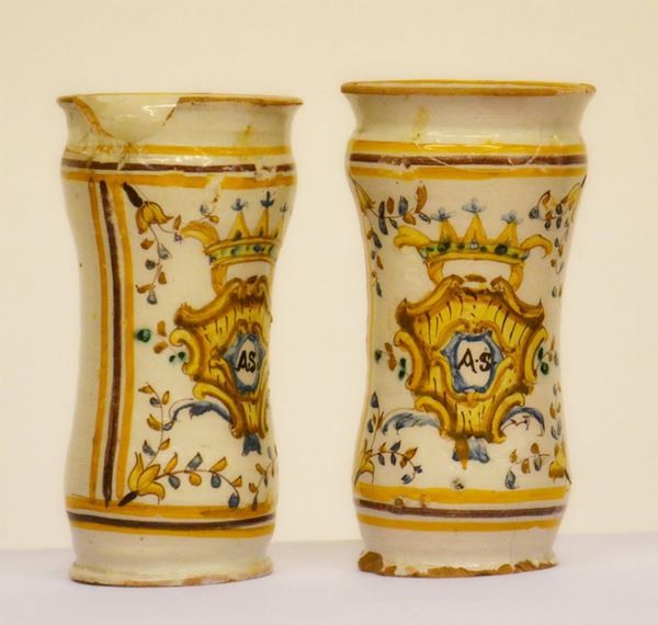 Coppia di albarelli, sec. XVIII, in terracotta smaltata&nbsp;&nbsp;&nbsp;&nbsp;&nbsp;&nbsp;&nbsp;&nbsp;&nbsp;&nbsp;&nbsp;&nbsp;&nbsp;&nbsp;&nbsp;&nbsp;&nbsp;&nbsp;&nbsp;  - Asta GIOIELLI, ARGENTI, ARREDI E DIPINTI DAL XVII AL XX SECOLO - Poggio Bracciolini Casa d'Aste