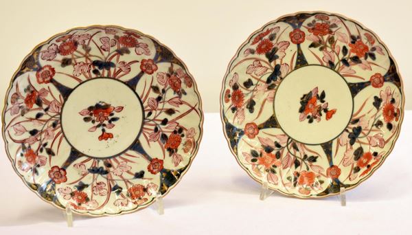 Coppia di piatti, arte orientale, sec. XIX, in maiolica