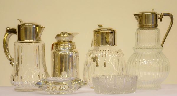 Tre brocche, thermos, dodici posaceneri,