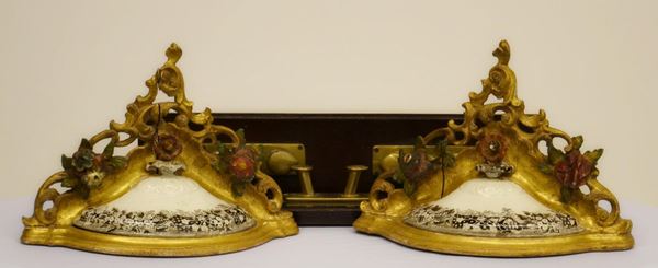 Coppia di mensole, sec. XIX, in legno dorato e