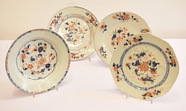 Quattro piatti, arte orientale, sec. XIX, in maiolica