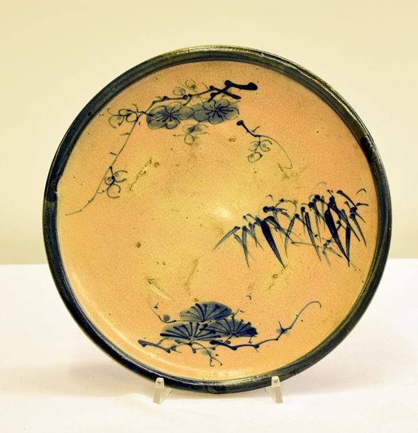 Piatto, Cina, sec. XVIII, in maiolica decorata