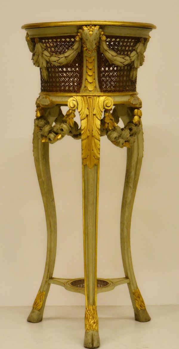 Portavasi, sec. XIX, in legno laccato