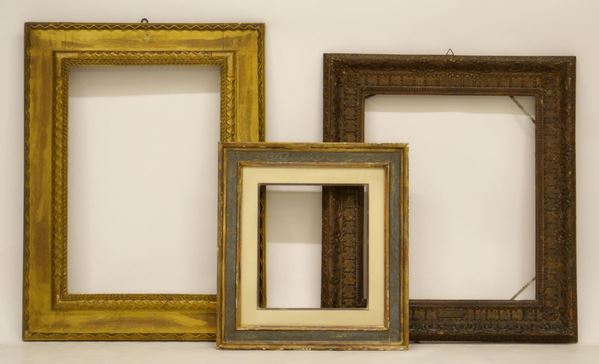 Tre cornici, sec. XX, in legno laccato e intagliato,