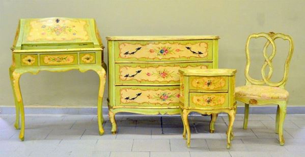 Cassettone, ribalta, comodino e sedia, in stile '700, in legno&nbsp;&nbsp;&nbsp;&nbsp;&nbsp;&nbsp;&nbsp;&nbsp;&nbsp;&nbsp;&nbsp;&nbsp;