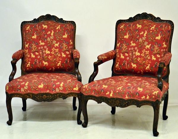 Coppia di poltrone, sec. XIX, in rovere intagliato,