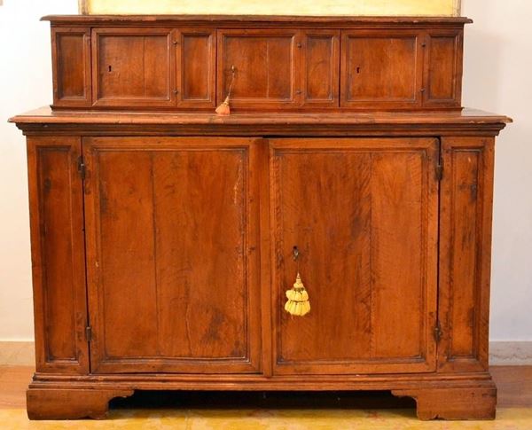 Credenza, sec. XVIII, in noce a due corpi,&nbsp;&nbsp;&nbsp;&nbsp;&nbsp;&nbsp;&nbsp;&nbsp;&nbsp;&nbsp;&nbsp;&nbsp;&nbsp;&nbsp;&nbsp;&nbsp;&nbsp;&nbsp;&nbsp;&nbsp;&nbsp;&nbsp;&nbsp;&nbsp;&nbsp;&nbsp;&nbsp;&nbsp;&nbsp;&nbsp;&nbsp;&nbsp;