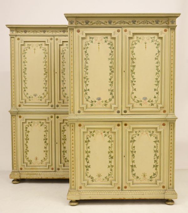 Coppia di armadi, sec. XX, in legno laccato e decorato