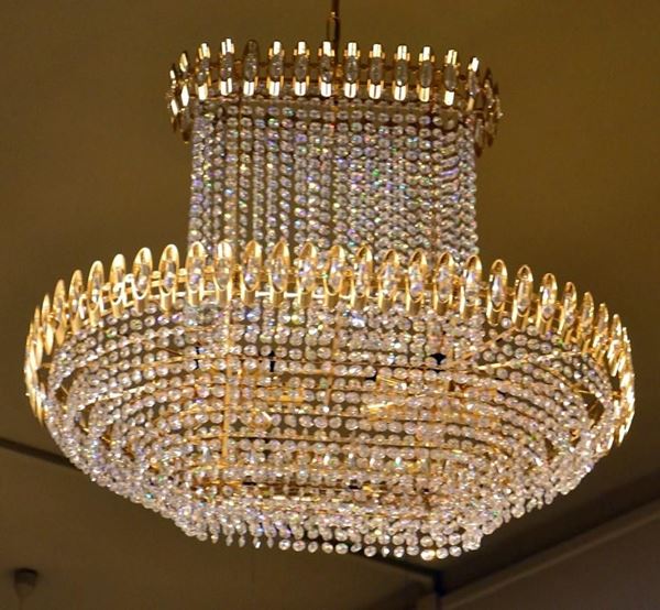 Lampadario, sec. XX, in metallo dorato con fili