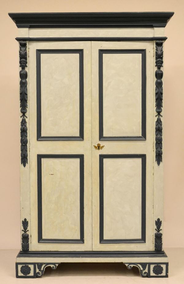 Armadio, sec. XIX, in legno laccato nei toni