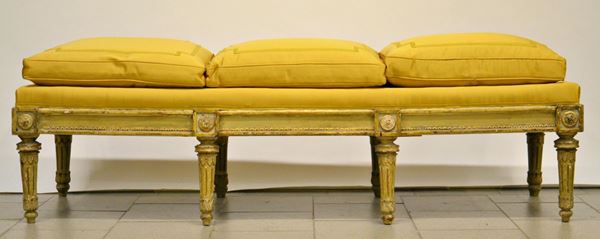 Panca, sec. XIX, in legno laccato e intagliato,