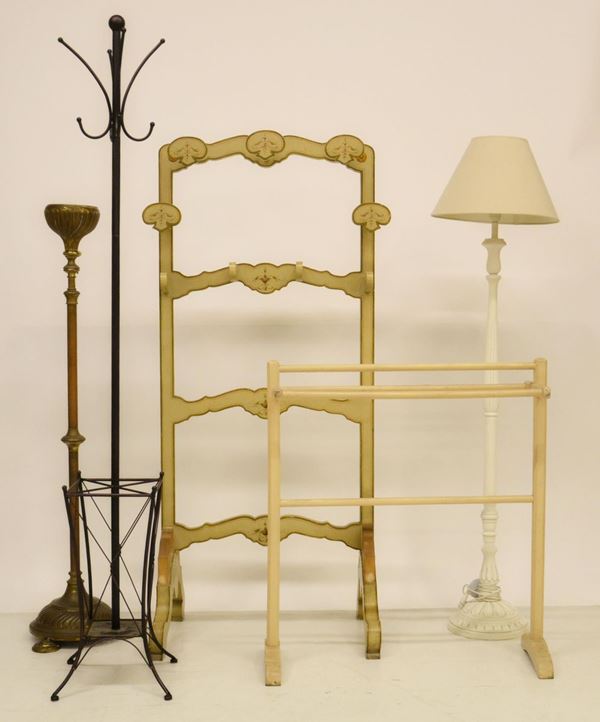 Attaccapanni, inizi sec. XX, in legno laccato,