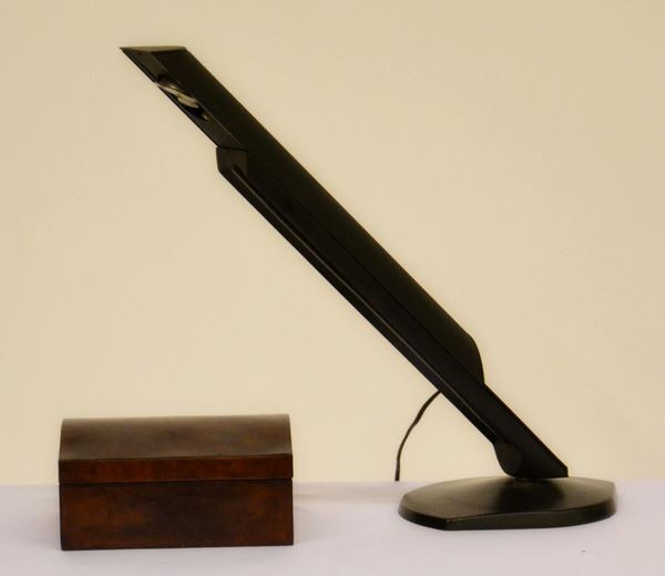 Lampada da scrivania, anni '80, in metallo    Scatola, sec. XX, in cuoio con piano sagomato