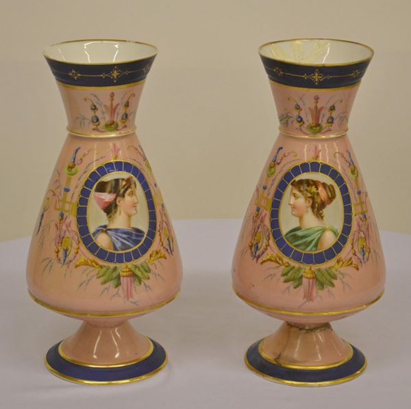 Coppia di vasi, sec. XIX, in porcellana pitturata