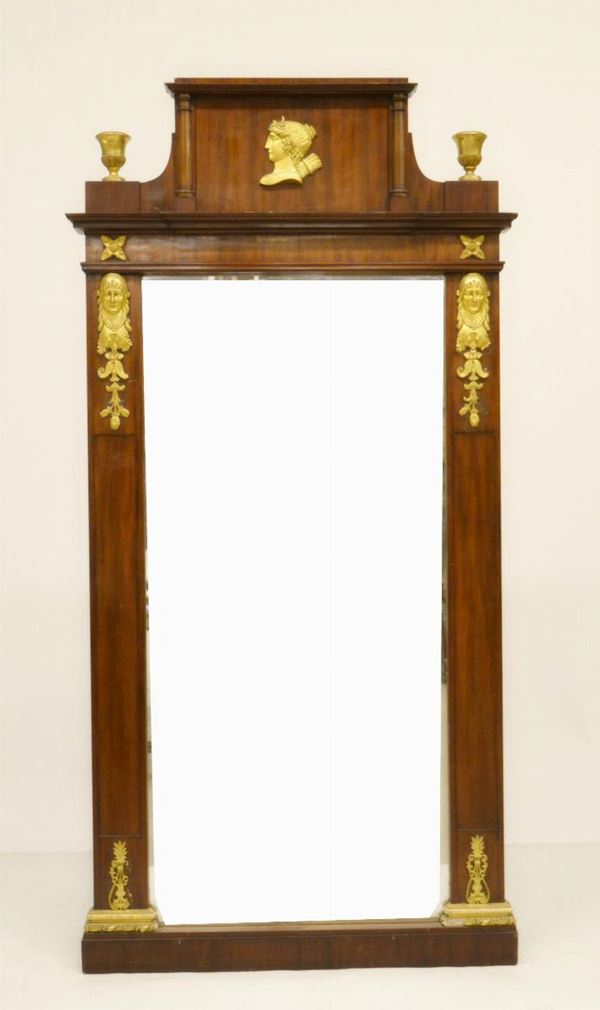 Specchiera, in stile Impero, entro cornice in noce  - Asta GIOIELLI, ARGENTI, ARREDI E DIPINTI DAL XVII AL XX SECOLO - Poggio Bracciolini Casa d'Aste