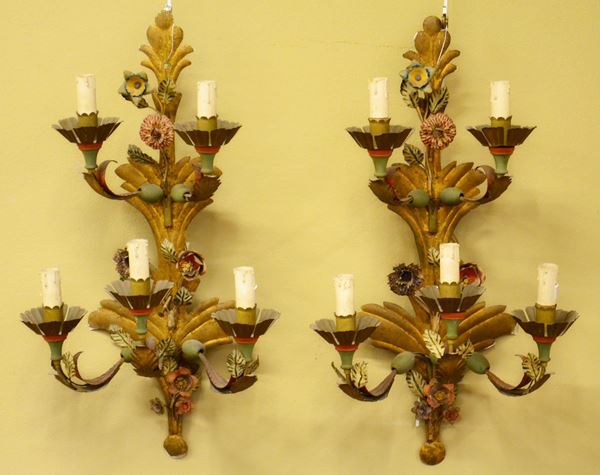 Coppia di applique, sec. XIX, in metallo lavorato