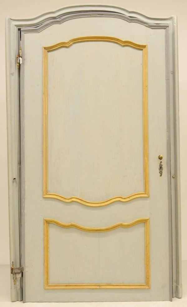 Porta, sec. XVIII, in legno laccato nei toni dell'azzurro,