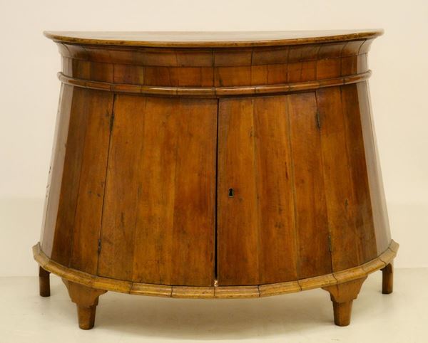 Credenza, inizi sec. XX, in noce, fronte sagomato,