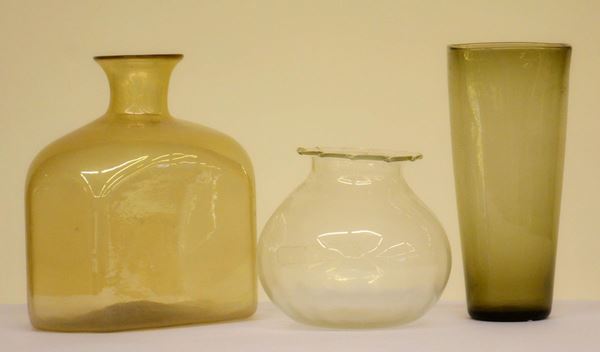 Tre vasi, sec. XIX, in vetro soffiato,  - Asta GIOIELLI, ARGENTI, ARREDI E DIPINTI DAL XVII AL XX SECOLO - Poggio Bracciolini Casa d'Aste